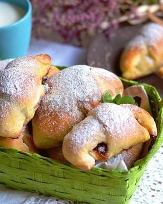 Рогалики на кефире и дрожжах с повидлом