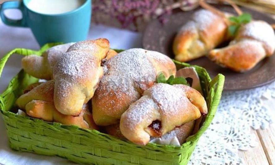 Рецепт рогаликов на кефире и дрожжах с повидлом