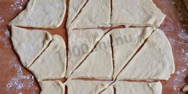 рогалики на кефире и дрожжах с повидлом