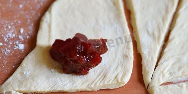 рогалики на кефире и дрожжах с повидлом