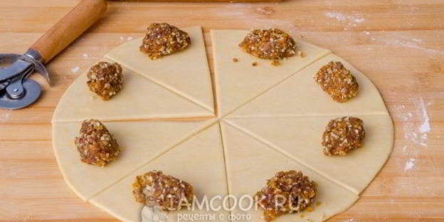 рогалики с сухофруктами и орехами