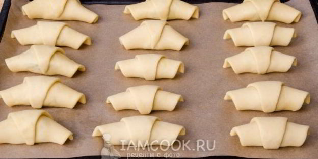 рогалики с сухофруктами и орехами