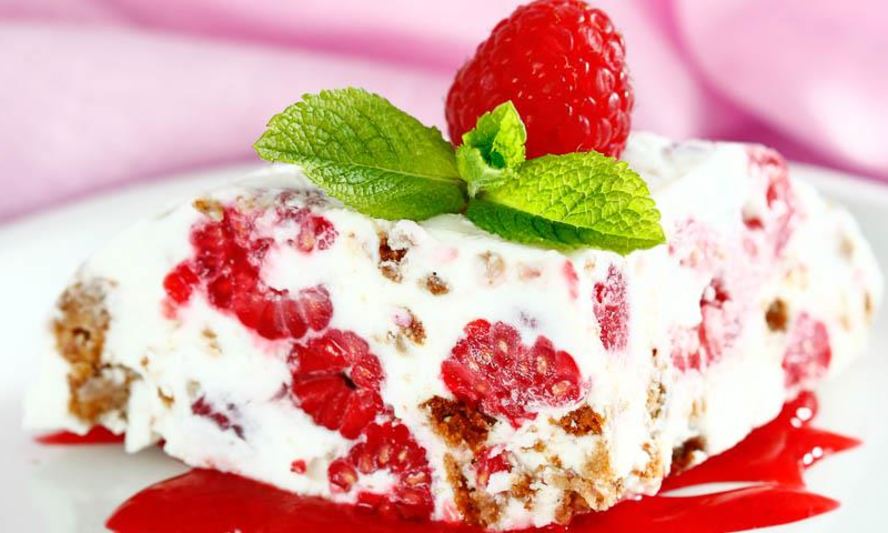 Рецепт семифредо из рикотты с малиной и миндальным печеньем