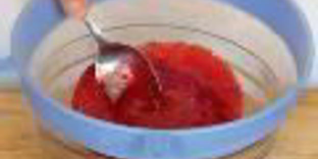 семифредо из рикотты с малиной и миндальным печеньем