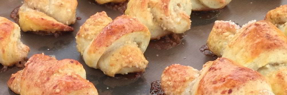 Творожные рогалики с орехами и изюмом