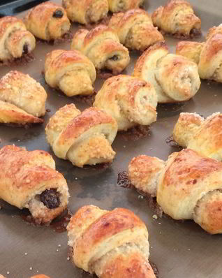 Творожные рогалики с орехами и изюмом