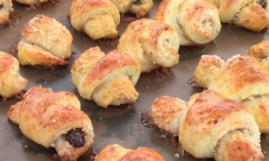Рецепт творожных рогаликов с орехами и изюмом
