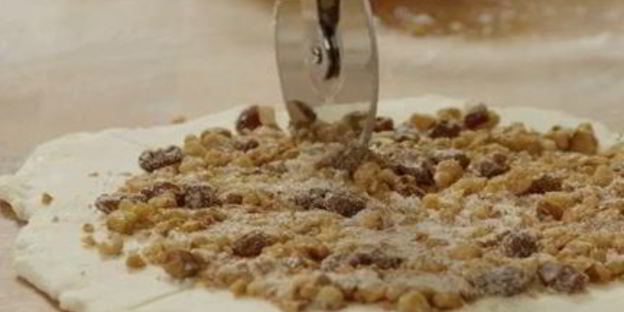 творожные рогалики с орехами и изюмом