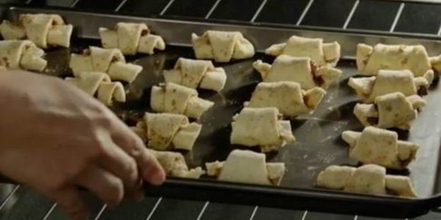 творожные рогалики с орехами и изюмом