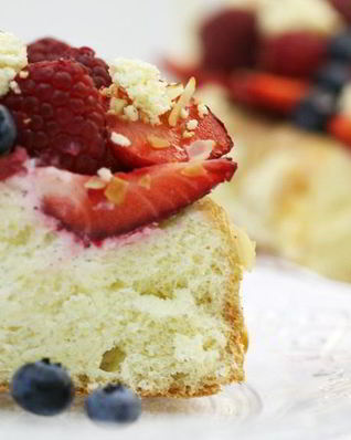 Бисквитный пирог с ягодами