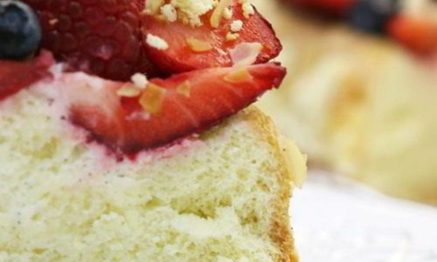 Рецепт бисквитного пирога с ягодами