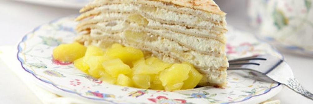 Блинный слоеный пирог с яблоками и творогом