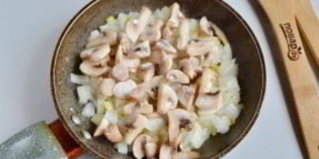 быстрый куриный пирог со шпинатом и грибами