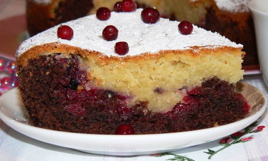 Рецепт черно-белого пирог с брусничной прослойкой
