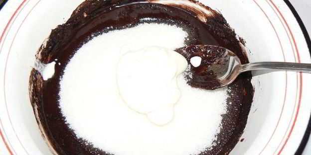 черно-белый пирог с брусничной прослойкой