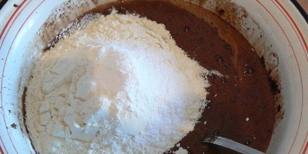 черно-белый пирог с брусничной прослойкой