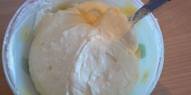 черно-белый пирог с брусничной прослойкой