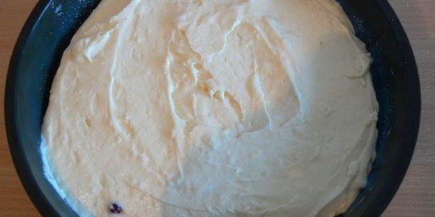 черно-белый пирог с брусничной прослойкой