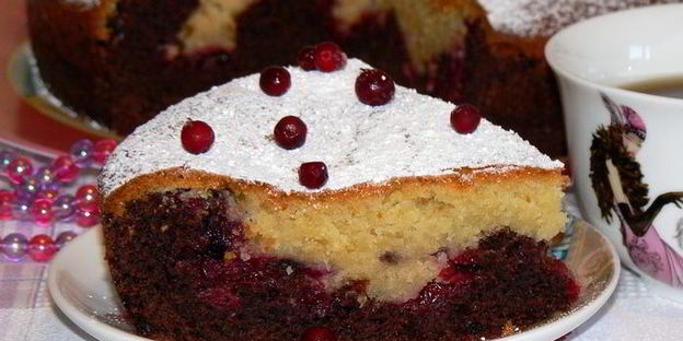 черно-белый пирог с брусничной прослойкой