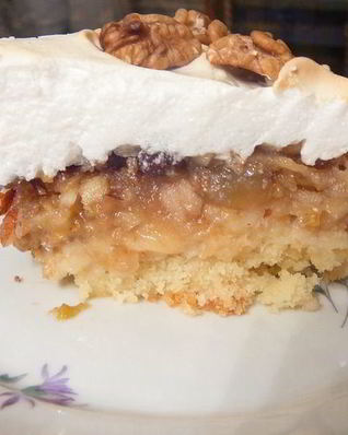 Фруктово-ореховый пирог в снежной шапке