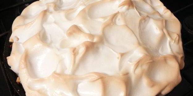 фруктово-ореховый пирог в снежной шапке