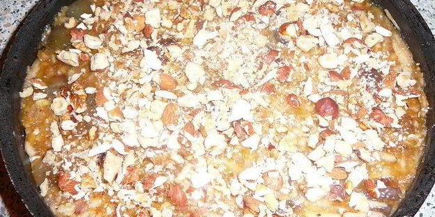 фруктово-ореховый пирог в снежной шапке