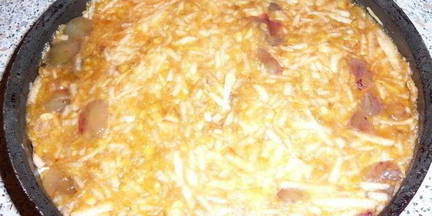 фруктово-ореховый пирог в снежной шапке