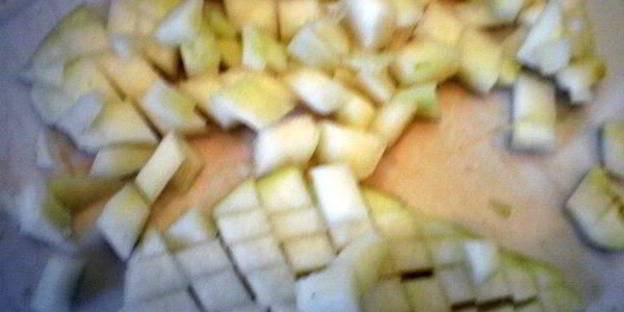 грушевый пирог с мятой и фундуком