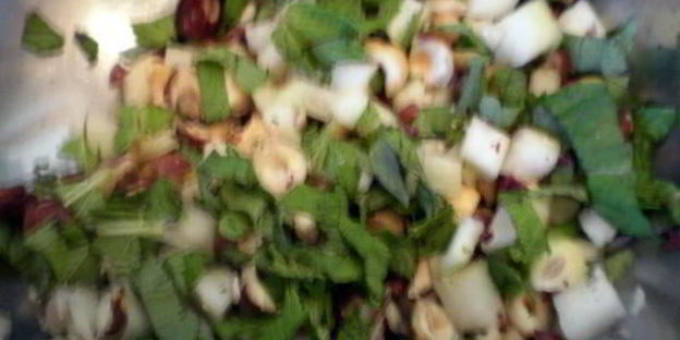 грушевый пирог с мятой и фундуком