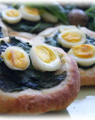 Мини-пироги из творожного теста со шпинатом