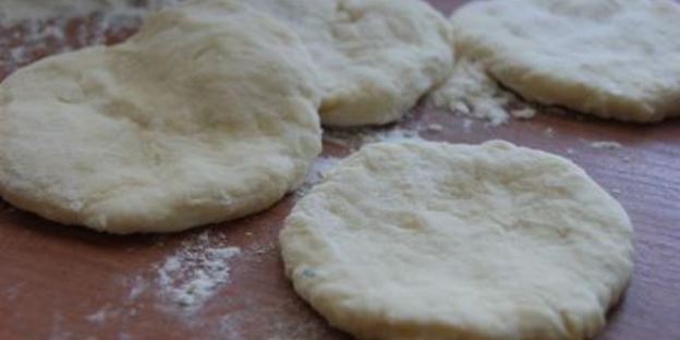 мини-пироги из творожного теста со шпинатом