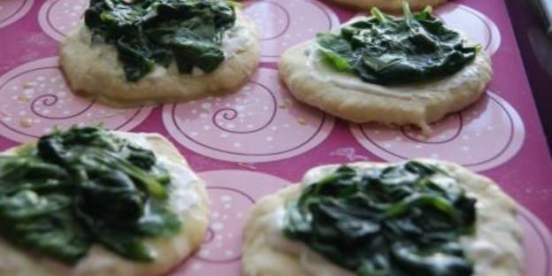 мини-пироги из творожного теста со шпинатом