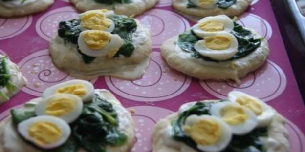 мини-пироги из творожного теста со шпинатом