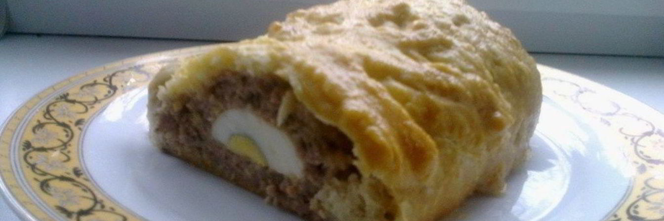 Мясной пирог из слоеного теста