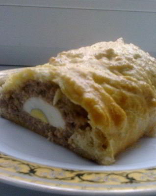 Мясной пирог из слоеного теста