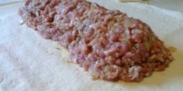мясной пирог из слоеного теста