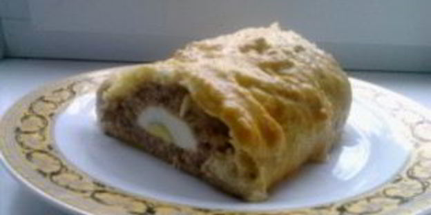 мясной пирог из слоеного теста