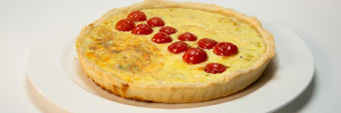 Открытый пирог с луком-пореем