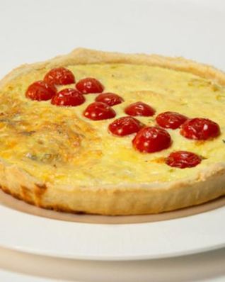 Открытый пирог с луком-пореем