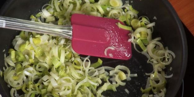 открытый пирог с луком-пореем