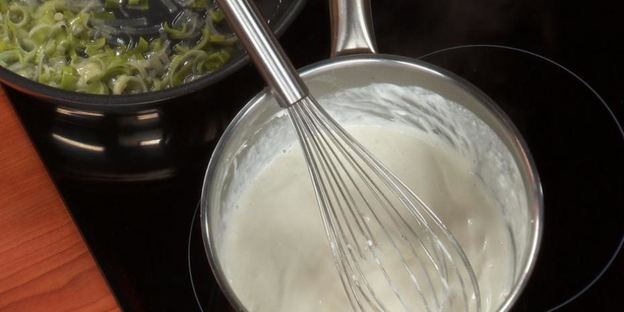 открытый пирог с луком-пореем