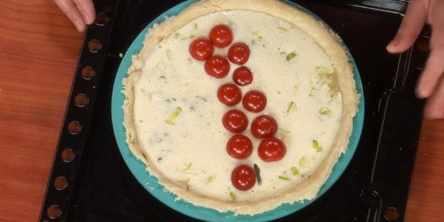 открытый пирог с луком-пореем