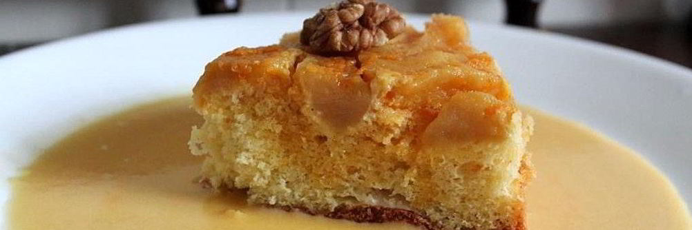 Перевернутый яблочный пирог с апельсиновым соусом сабайон