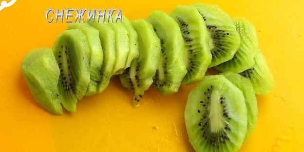 пирог-перевертыш с киви и кедровыми орешками