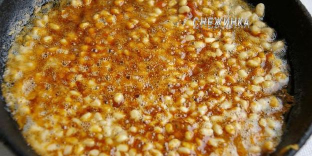 пирог-перевертыш с киви и кедровыми орешками