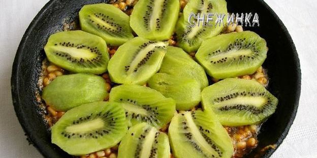 пирог-перевертыш с киви и кедровыми орешками