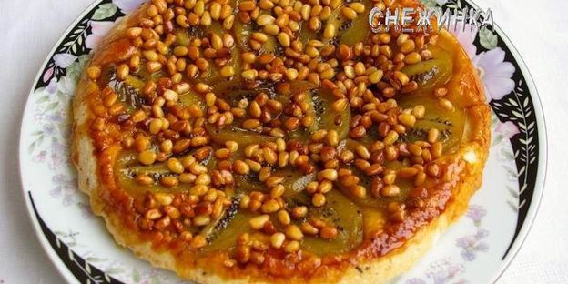 пирог-перевертыш с киви и кедровыми орешками