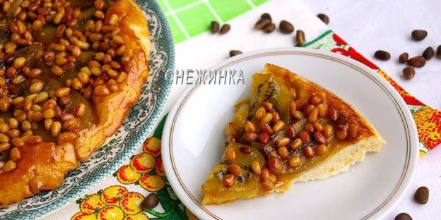 пирог-перевертыш с киви и кедровыми орешками