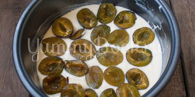 пирог со сливами в мультиварке