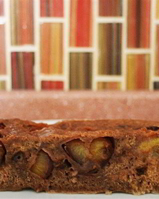 Пирог со сливой, изюмом и корицей